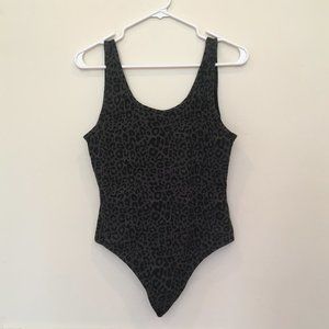 Aritzia TNA 90's Kathi Bodysuit leopard BLACK/GRAY